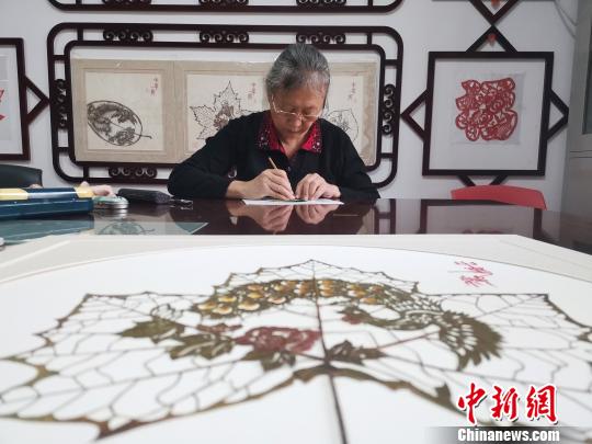 法桐、紫荆、银杏、冬青等树木的叶子在她的巧手雕刻下皆华丽变身。春燕剪柳、龙凤呈祥、鸳鸯戏水、螳螂捕蝉……年逾花甲的都婉莉近20年创作了上千幅作品。　孙宏瑗 摄