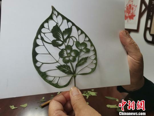图为，都婉莉创作的作品“蝶恋花”。　孙宏瑗 摄