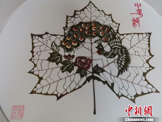 图为，都婉莉创作的拼色叶雕作品。　孙宏瑗 摄