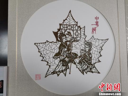 “汉妃抱娃窗前耍，巧剪桐叶照窗纱”……历史故事跃然叶雕作品之上。　孙宏瑗 摄