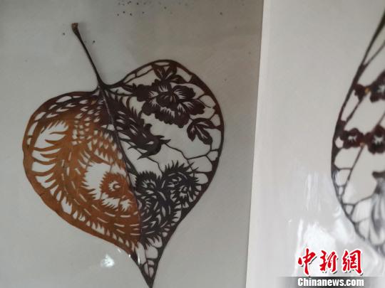 图为，都婉莉创作的变色叶雕作品。　孙宏瑗 摄