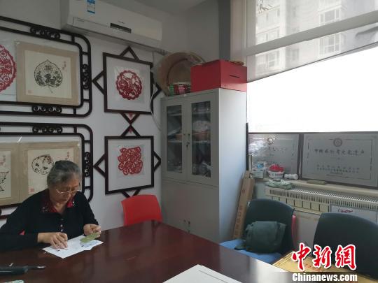 图为，都婉莉正在其工作室进行创作。　孙宏瑗 摄