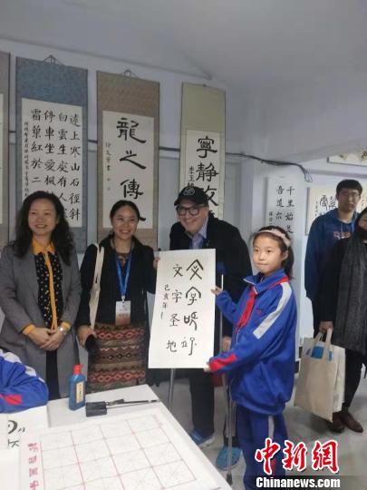图为外国汉学家与孩子交流书法。　杨大勇 摄