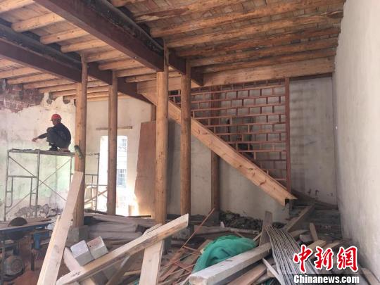 工人们正在修缮中。(吴兰/摄) 吴兰 摄