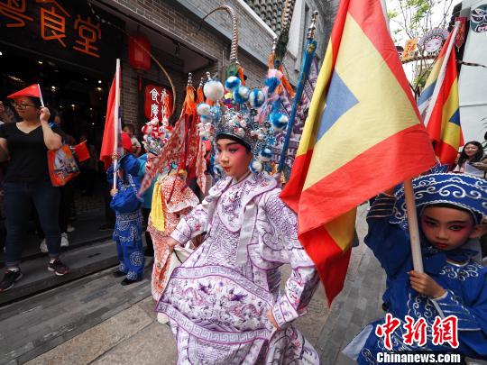 广州荔湾，粤剧小演员进行粤剧快闪表演。　柯小军 摄