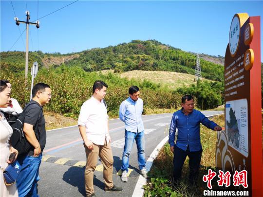 长三角高校学者走访良渚古城遗址周围村落。　张煜欢 摄