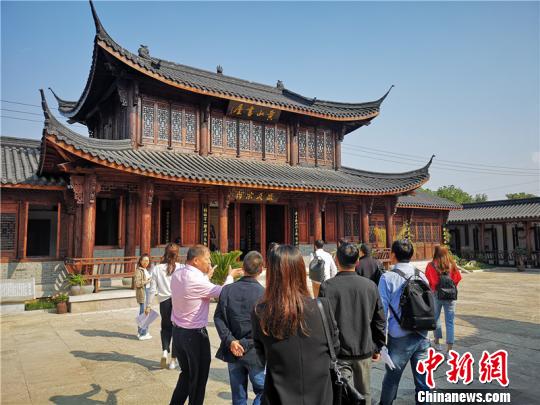 长三角高校学者走访良渚古城遗址周围村落。　张煜欢 摄