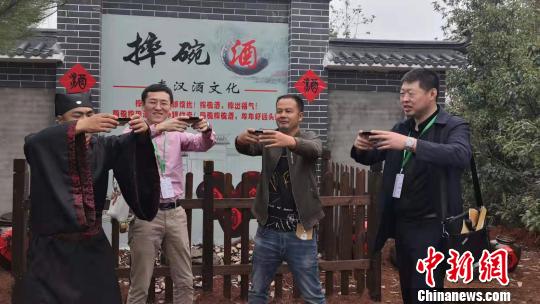 游客体验秦汉酒文化。　鲁毅 摄