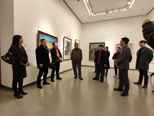 12、嘉宾观看展览