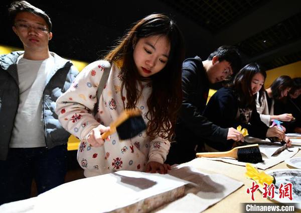 图为参观者体验制作岩画拓片。　张玮 摄