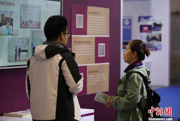 中央音乐学院、中国音乐学院、中央美术学院、中央戏剧学院、北京电影学院、中国戏曲学院等众多艺术院校悉数亮相，向观众近距离展示了各自院校的历史底蕴、发展传承、最新教育成果和应用项目。　胡耀杰 摄
