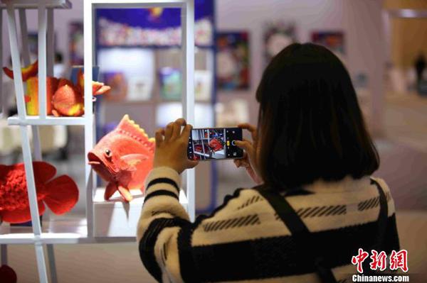 文创产品吸引观展者驻足拍照。　胡耀杰 摄