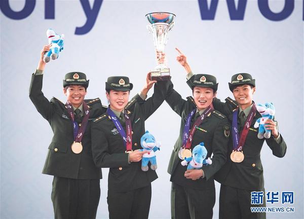 7　10月24日，中国军事五项选手卢嫔嫔、管超楠、孙洪燕、王堂林（由右至左）在第七届世界军人运动会颁奖仪式上。新华社记者肖艺九摄