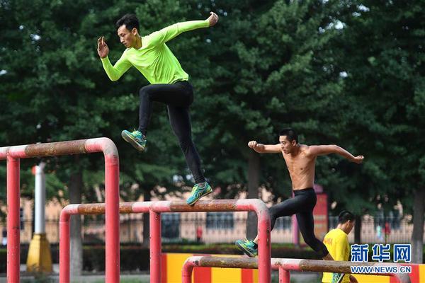 8  这是八一军事五项队男队员在进行500米障碍跑训练（2019年6月28日摄）。新华社记者熊琦摄
