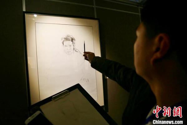 10月26日至11月6日，“艺意相融，源远流长——国际美术教育作品展”在兰州举行。图为兰州艺术生对俄罗斯画家作品进行临摹。　高展 摄