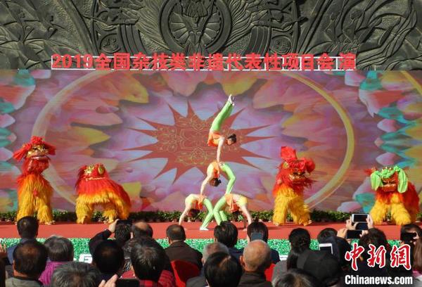图为开幕式现场的杂技表演。　翟羽佳 摄