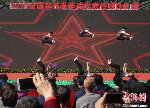 图为山东杂技表演者上演《蹬人》。　翟羽佳 摄
