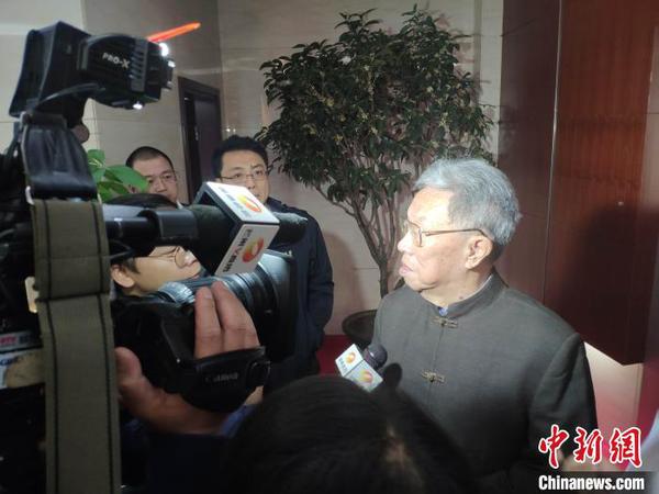 王蒙接受媒体采访。　王昊昊 摄
