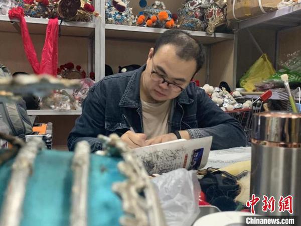 盔帽管理员邱粟杨。　何浠 摄