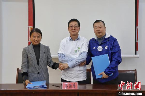 图为“儿童图书馆”签约仪式。　瞿宏伦 摄