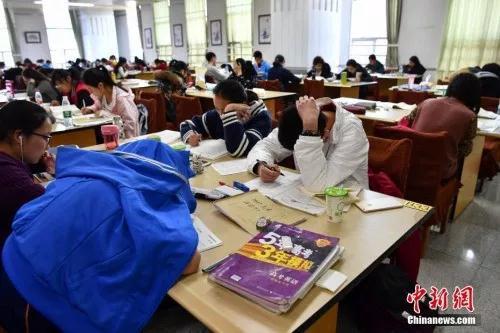 资料图：昆明中小学生在图书馆自习室内写作业。<a target='_blank' href='http://www.chinanews.com/'>中新社</a>记者 任东 摄