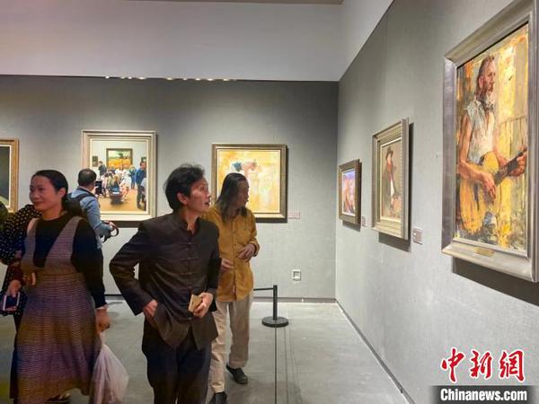 观众欣赏画作。　鲁毅 摄