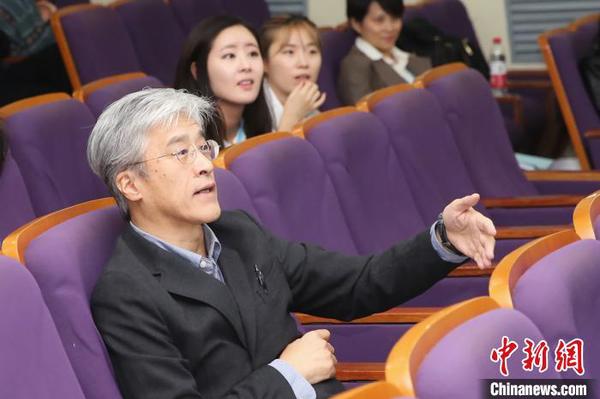 日本大阪大学总合博物馆长，文学研究院永田靖教授正在会上点评。　芊烨 摄