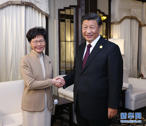 11月4日晚，国家主席习近平在上海会见出席第二届中国国际进口博览会的香港特别行政区行政长官林郑月娥。 新华社记者 鞠鹏 摄