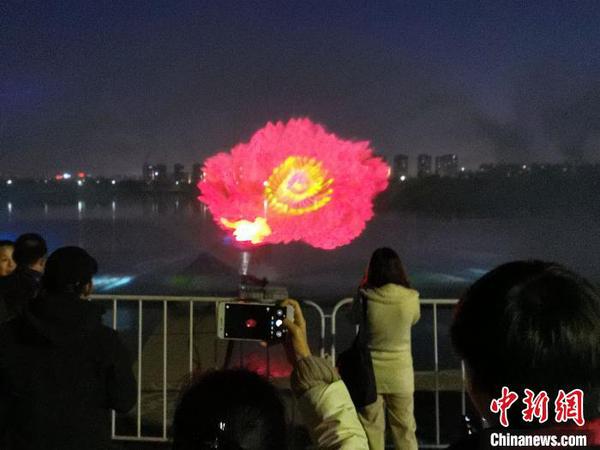 市民拿出手机拍下美丽画面。　赵桂华 摄