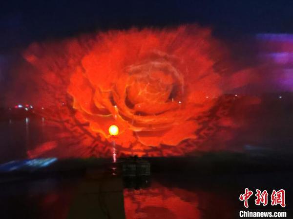 水面上升起巨大花朵。　赵桂华 摄