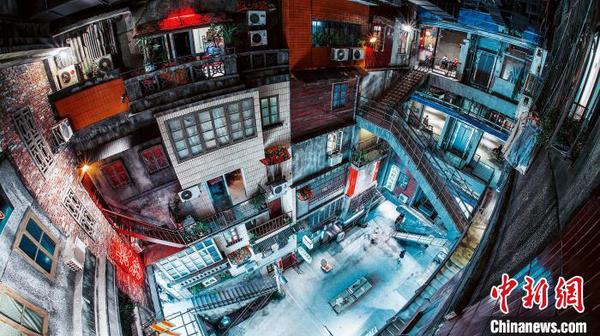 文和友店内还原了80年代的长沙街巷。供图