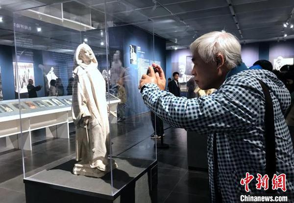 参观者拍摄让·朴舍雕塑原作。　邓霞 摄
