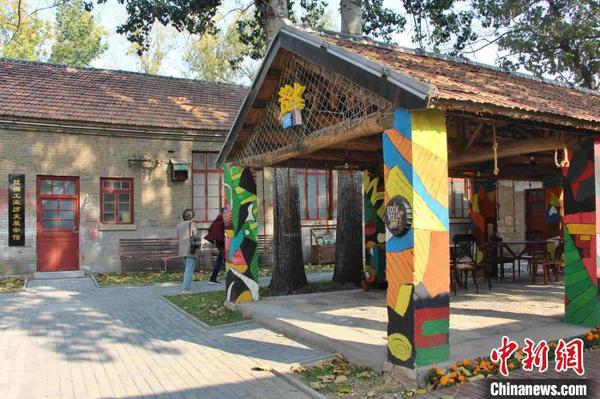 图为“丝路绸语”文化创意园内建有丝绸工业历史展示馆。　赵晓 摄