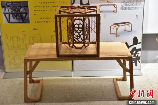 图为部分榫卯家具作品 武昌首义学院供图