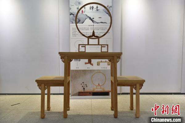 图为部分榫卯家具作品 武昌首义学院供图