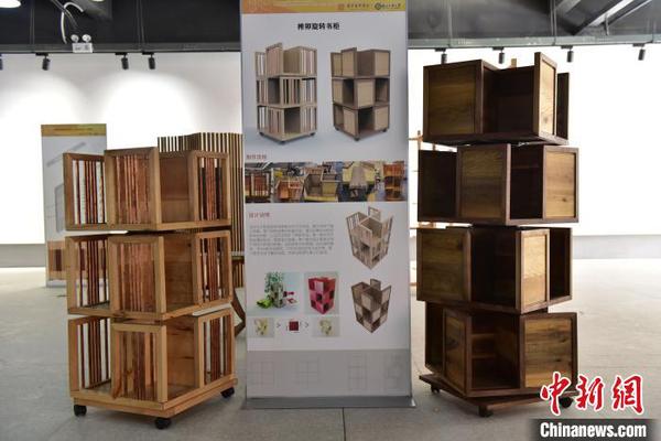 图为榫卯结构旋转书柜 武昌首义学院供图