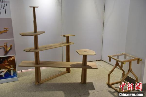 图为部分榫卯家具作品 武昌首义学院供图