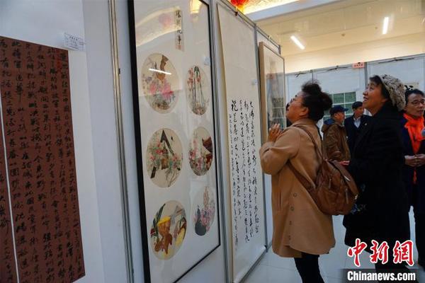 观众在欣赏获奖作品。　李晛 摄