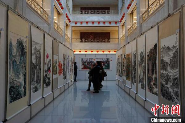 观众在欣赏参展作品。　李晛 摄