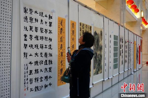 观众在欣赏参展作品。　李晛 摄