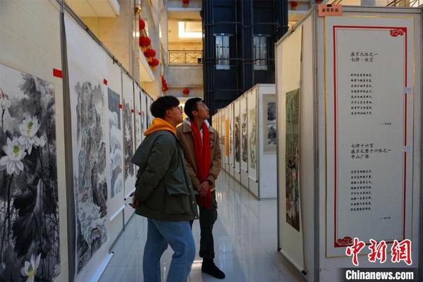 观众在欣赏参展作品。　李晛 摄