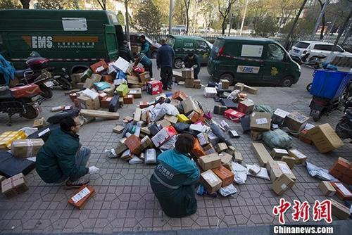 资料图：双十一临近，快递员也忙碌起来。 <a target='_blank' href='http://www.chinanews.com/'>中新社</a>记者 张云 摄