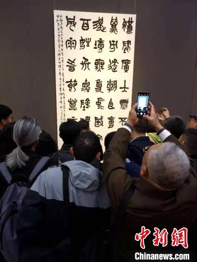 参展作品中既有气势磅礴的鸿篇巨制，也有方寸之间变化万千的美妙精品。　邱江波 摄
