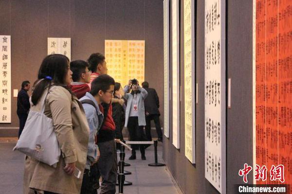 全国书法篆刻展览由中国文学艺术界联合会、中国书法家协会主办，由中国文联书法艺术中心、山东省文学艺术界联合会、山东省文化和旅游厅、济南市人民政府承办。　赵晓 摄