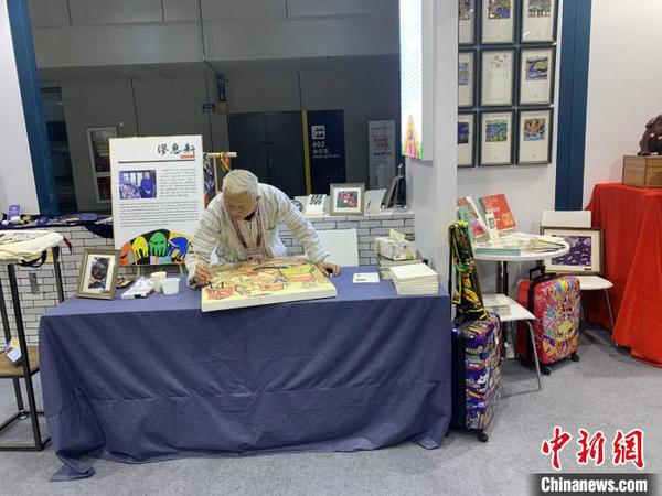 缪惠新现场作画。供图