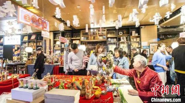 非遗项目王氏草编引民众观赏。　玖伍文化城供图 摄