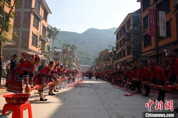 瑶族本土婚嫁民俗文化展示。　杨丁香 摄