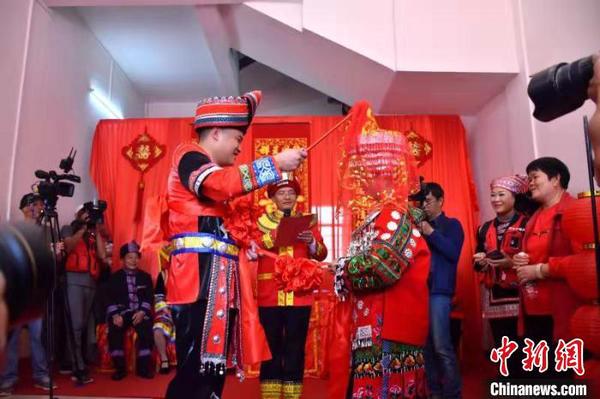 瑶族本土婚嫁民俗文化展示。　杨丁香 摄