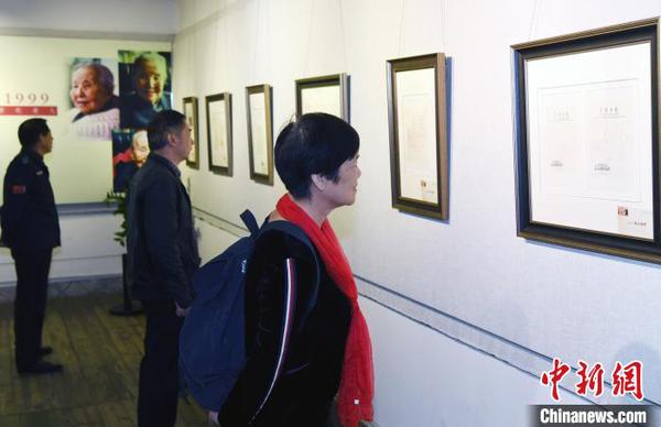 此展展出冰心文学馆珍藏的部分书信约50封吸引观众观展。　记者刘可耕 摄