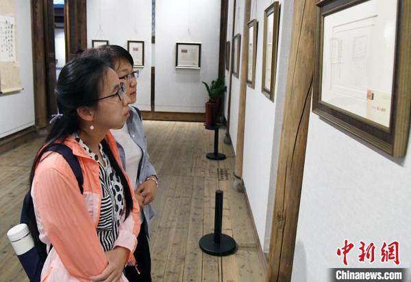 二名女性观众观展。　记者刘可耕 摄